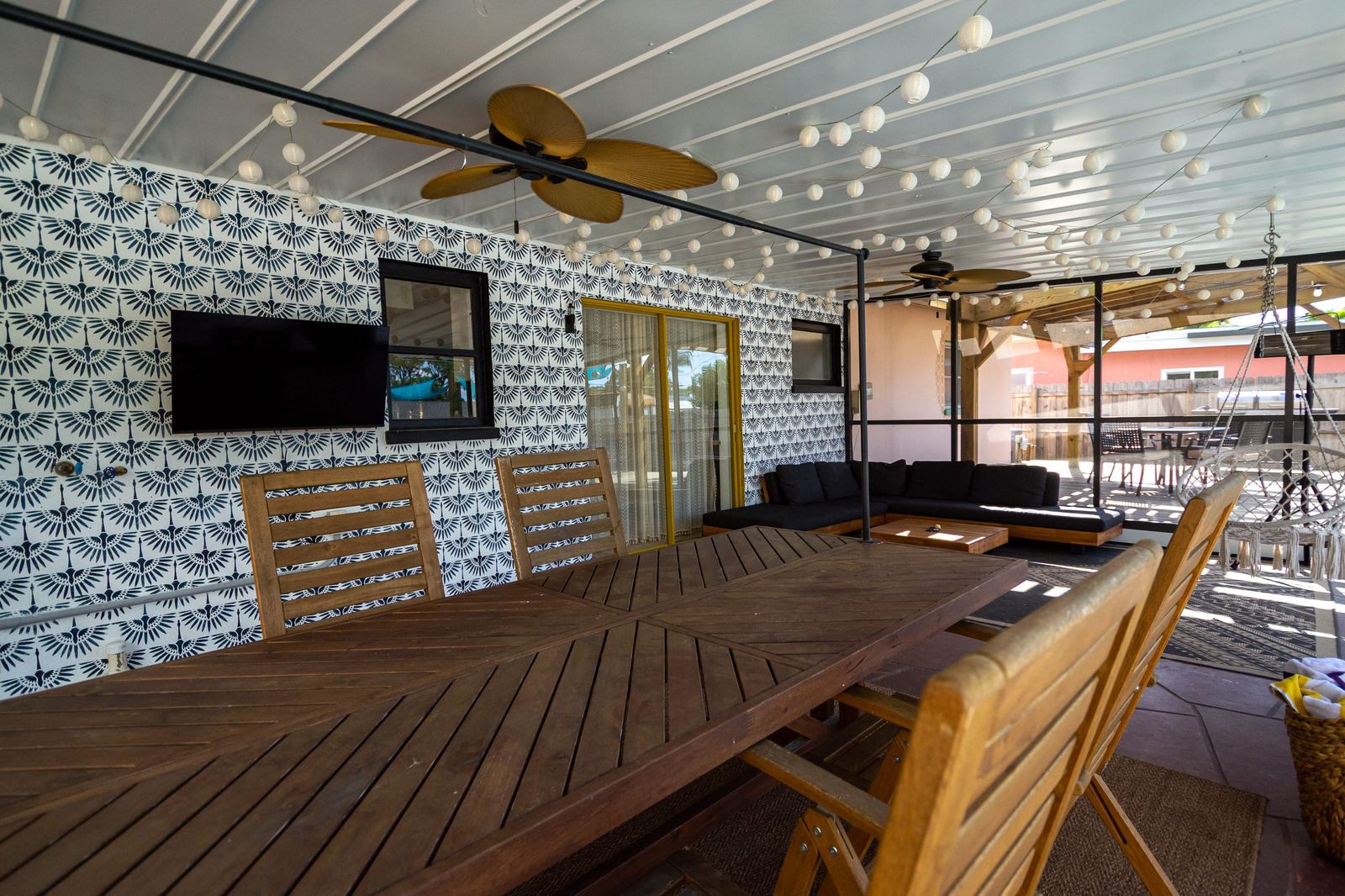 Screened lanai with dining table, lounge and outdoor TV